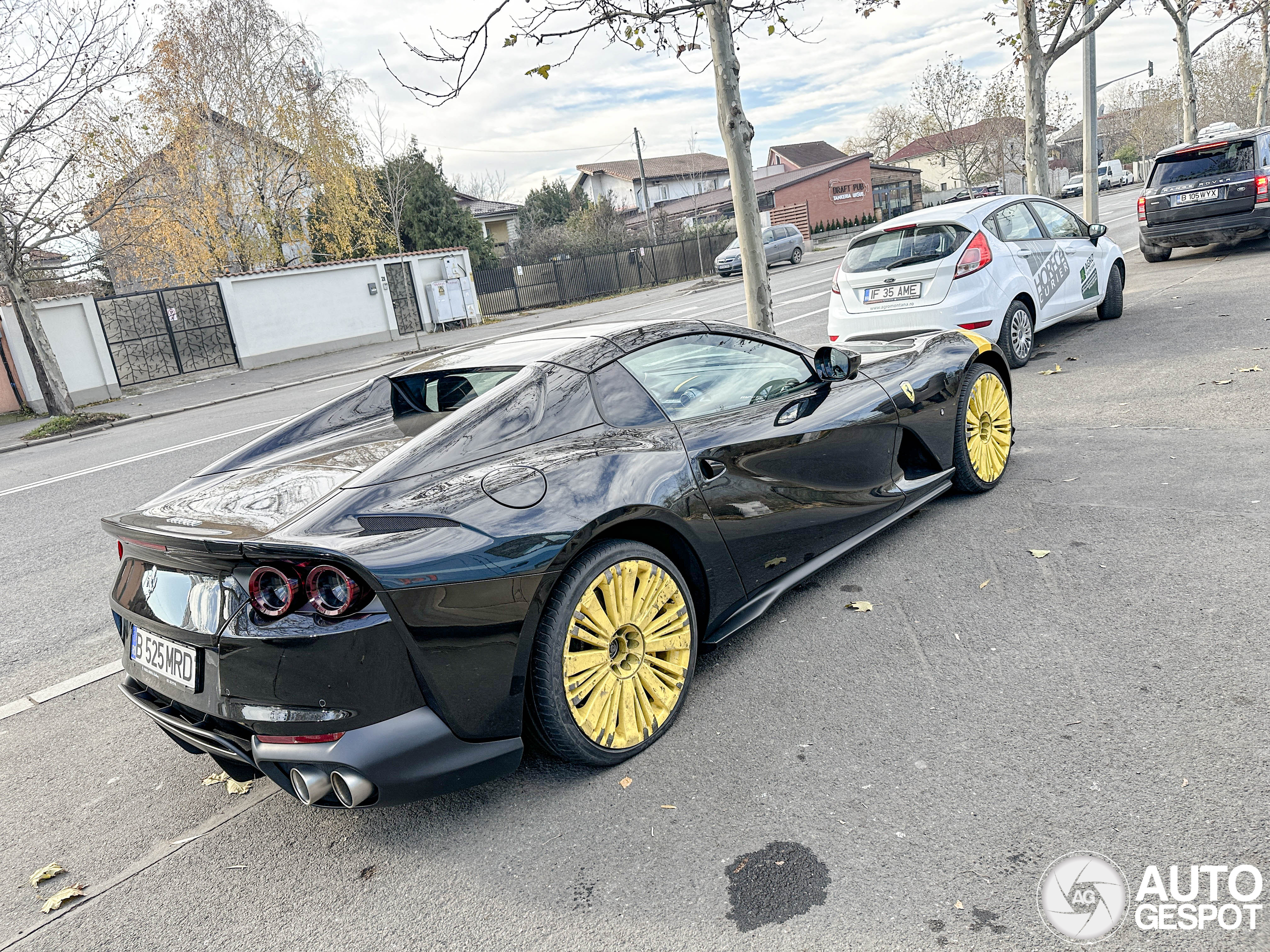 Here we see the ugliest rims ever mounted on a Ferrari 812 GTS.