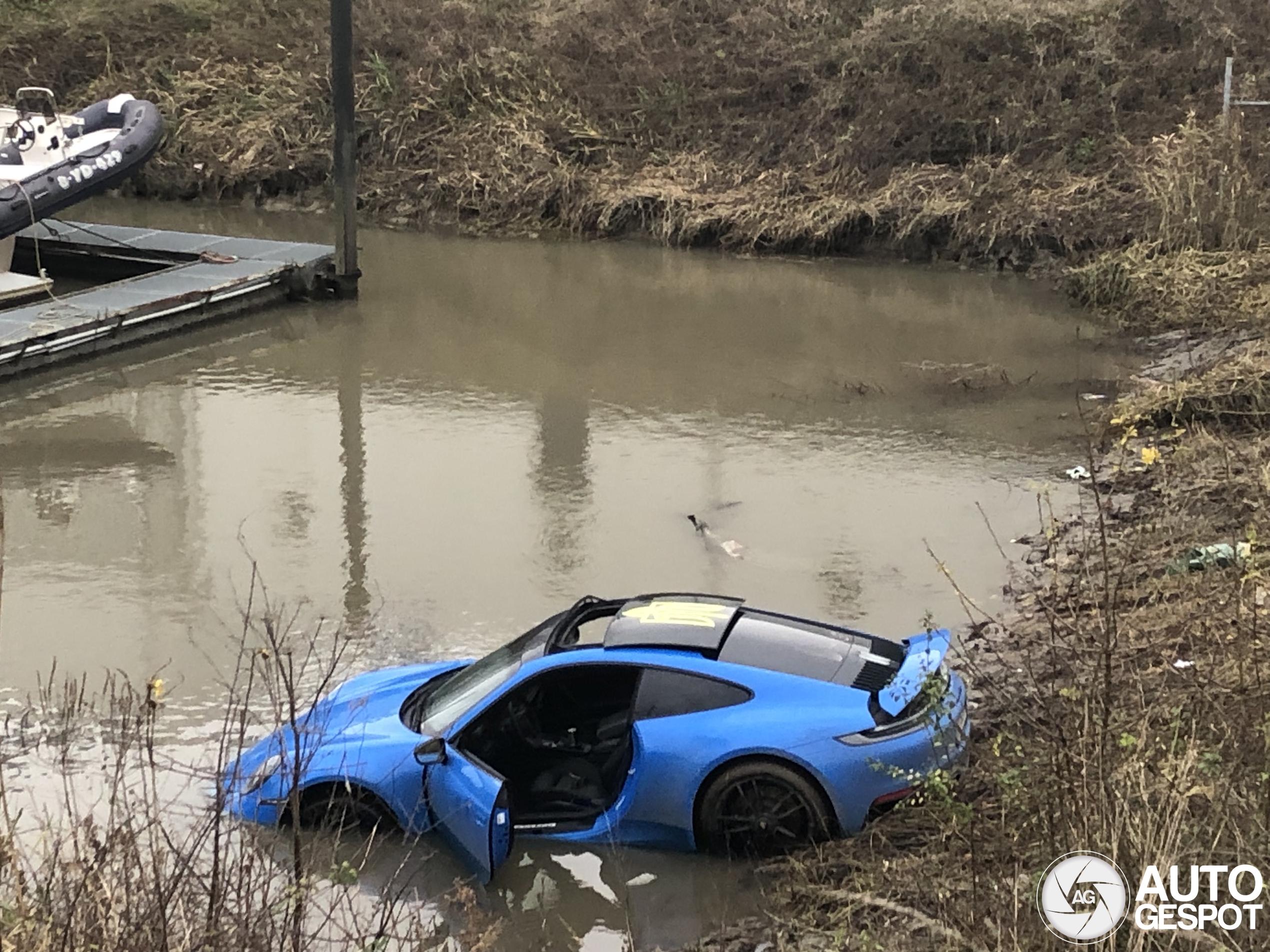 A Porsche 992 Carrera 4 GTS ends up in the lake.